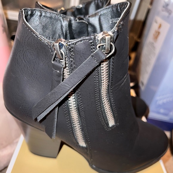 Journee Collection brand new black booties - Picture 6 of 7